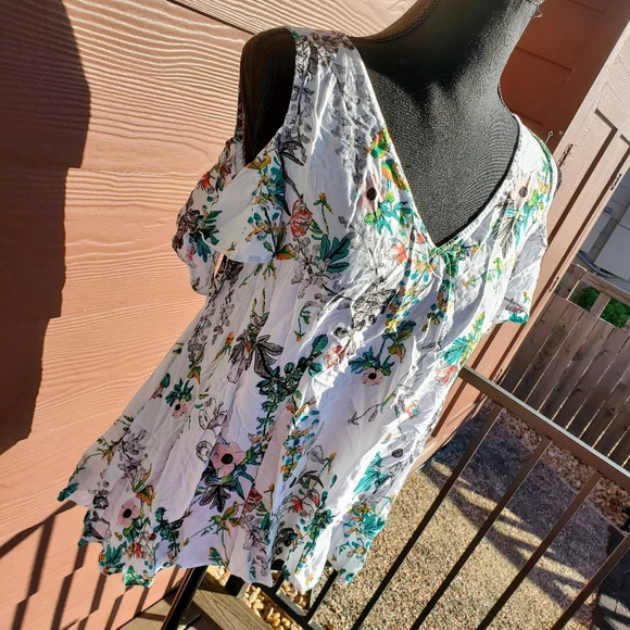 a.n.a. Women's Cold Shoulder Top Size Medium White Floral V-Neck Short Sleeve - Picture 2 of 13